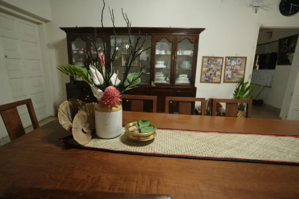 Screwpine table runner for enhancing home decor style